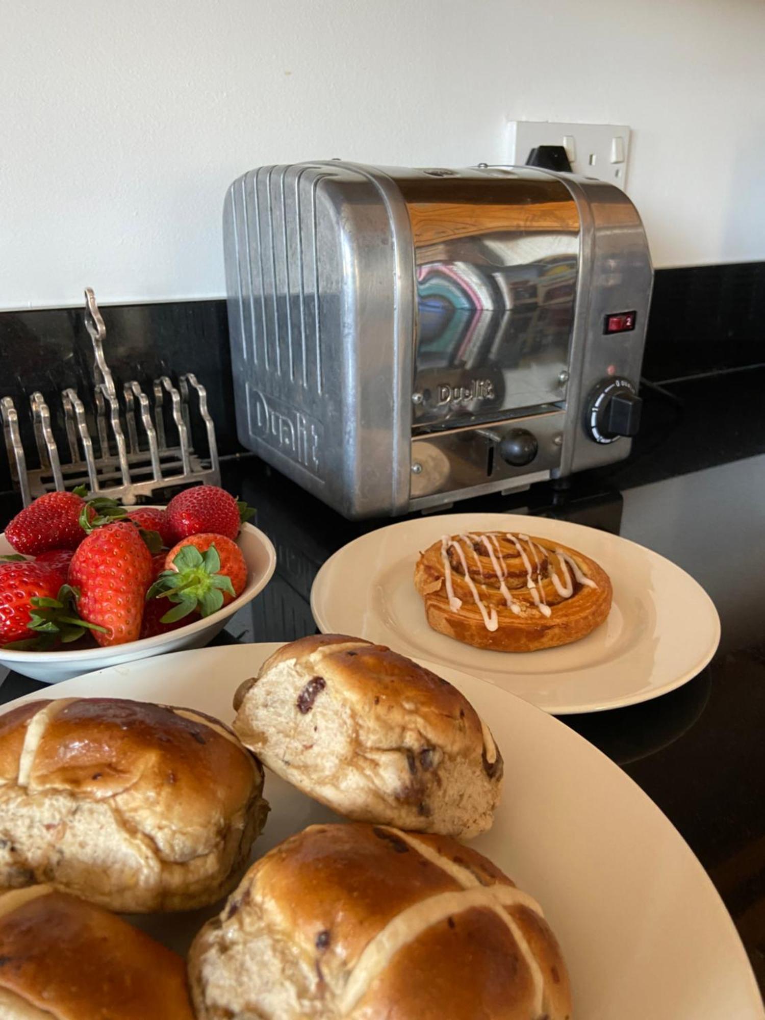 Huer'S Watch A Beautifully Presented Private Apartment With Far Reaching Views Over St Ives Harbour And Bay And Free Onsite Parking For Larger Groups Book Along With Our Connecting Two Sister Apartments Bagian luar foto